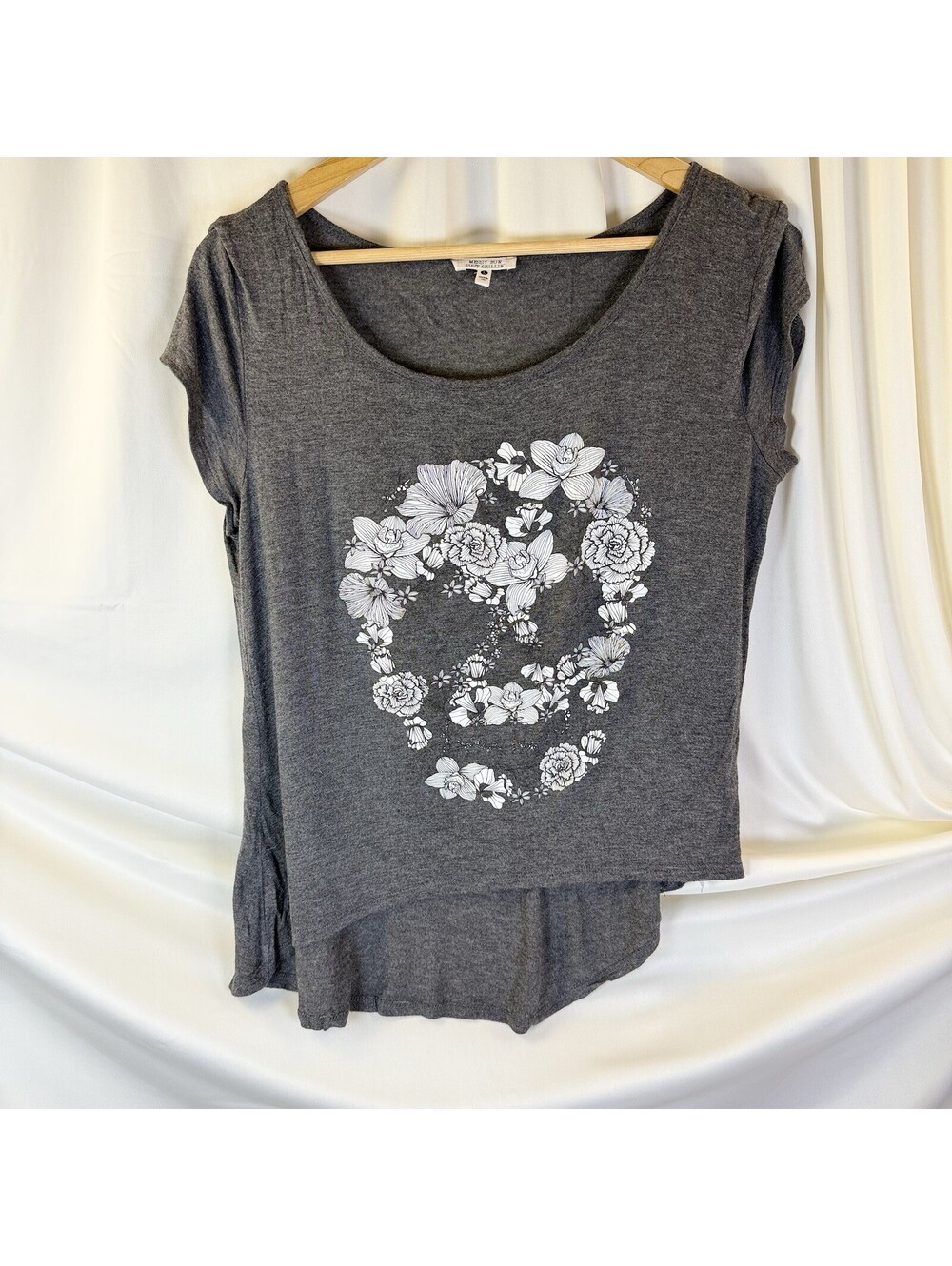 Messy Bun Just Chillin Oversized Floral Skull Womens Tee Yoga  Hi Low Top Large